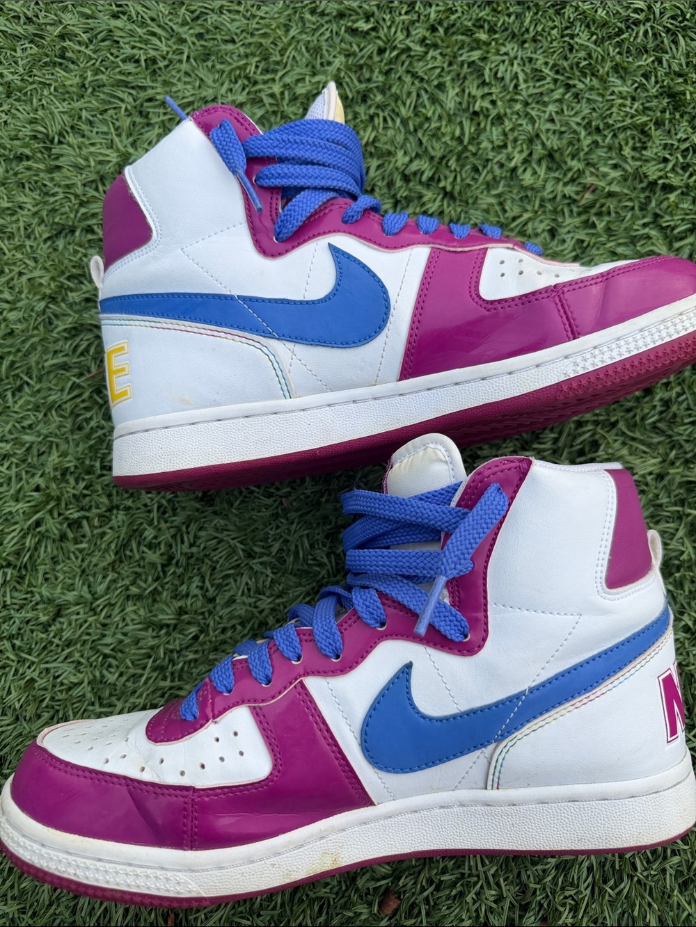 Vintage Nike High-Top Sneakers in White, Magenta & Blue with Multicolor Logo - Picture 8 of 10